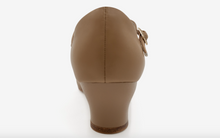 Load image into Gallery viewer, Capezio Cassie Jr. Character Shoe 831
